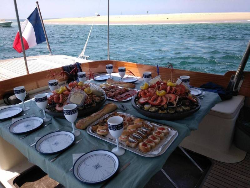 Un repas au restaurant sur le Bassin d'Arcachon  en bateau 